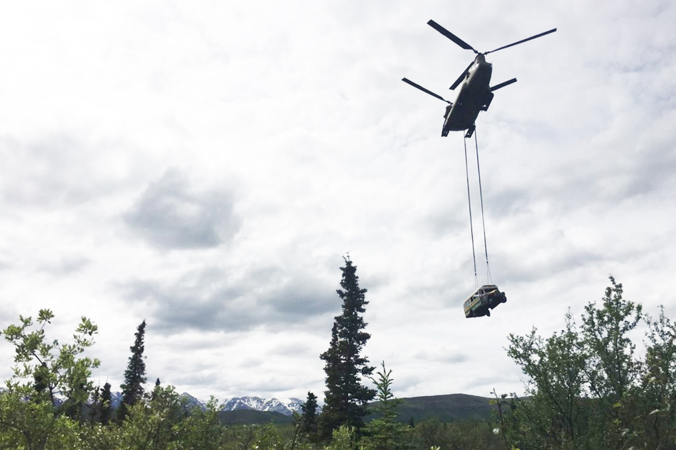 Dieser Bus flog am Donnerstag an einem Militär-Hubschrauber befestigt durch Alaska.