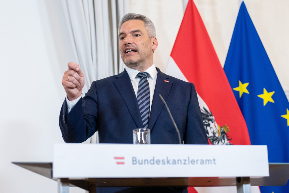 Der österreichische Bundeskanzler Karl Nehammer (50) findet ungewohnt scharfe Worte in Bezug auf die unkontrollierten Fluchtbewegungen in die Europäische Union.
