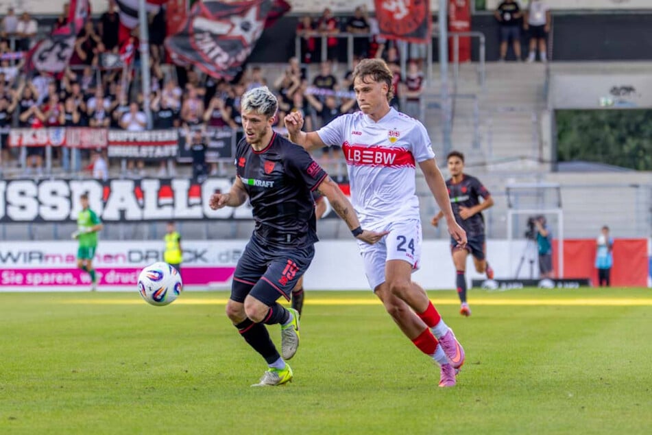 Linus Rosenlöcher (24, l., hier gegen Stuttgart) zählt in Ingolstadt zum Stammpersonal.
