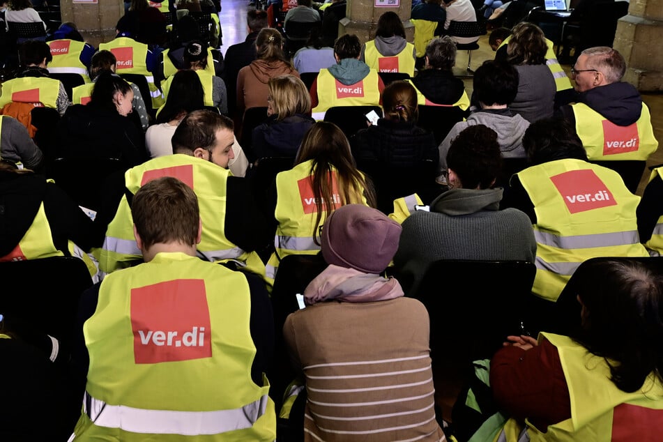Warnstreiks: Erhebliche Einschränkungen am Uniklinikum Jena, Hunderte Menschen auf dem Marktplatz