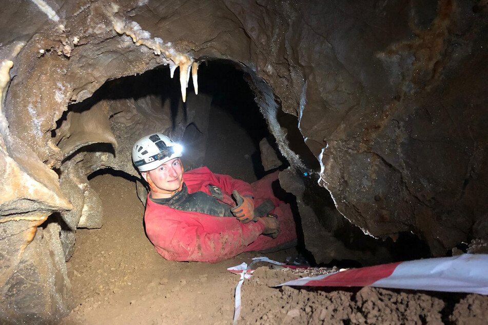 Ein Mitarbeiter aus dem Team der Höhlenforscher des Arbeitskreises Kluterthöhle in der Höhle "Windloch".