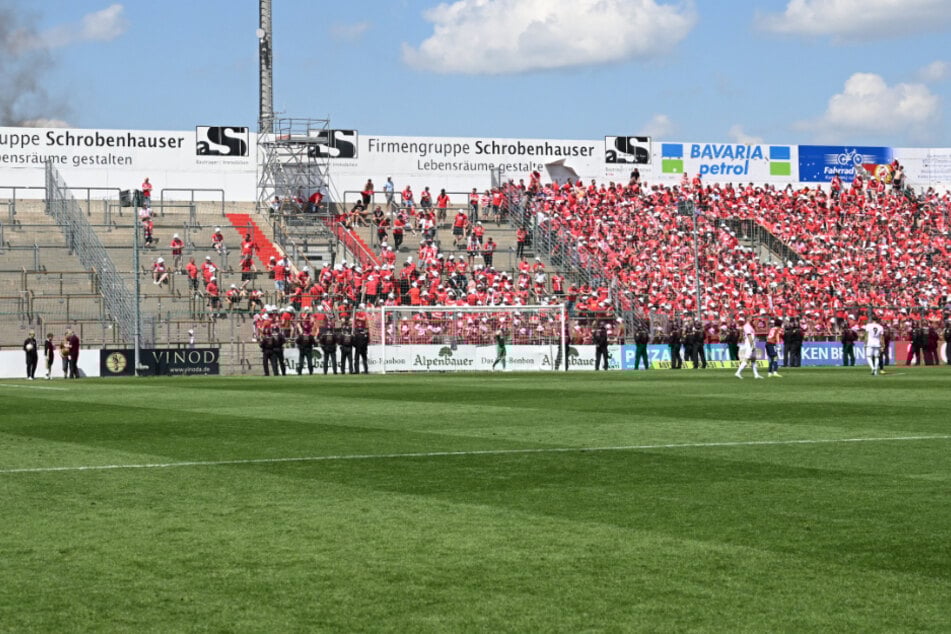 In den Sportpark Unterhaching passen 15.000 Fans. Künftig sollen hier die Bayern-Damen spielen.