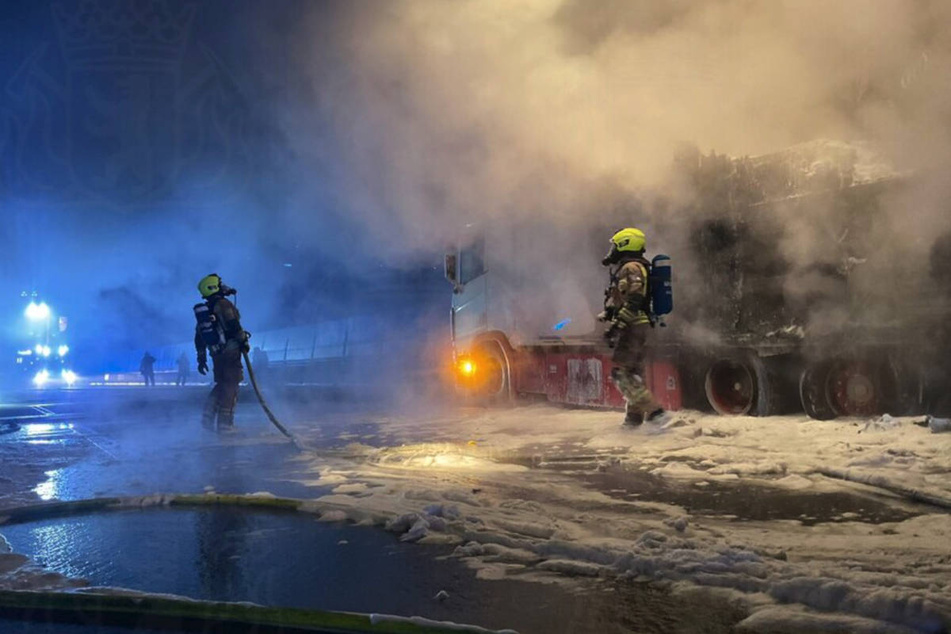 Die Brandbekämpfer mussten Löschschaum einsetzen, um den Lkw zu löschen.