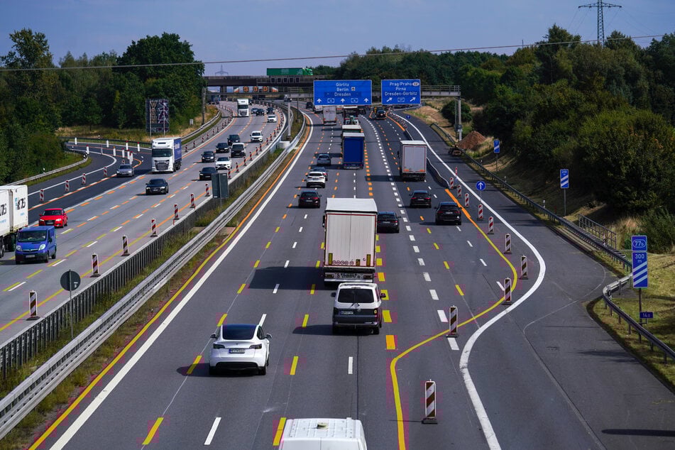 Auf der A4 wird eine neue Verkehrszeichenbrücke errichtet. (Archivbild)