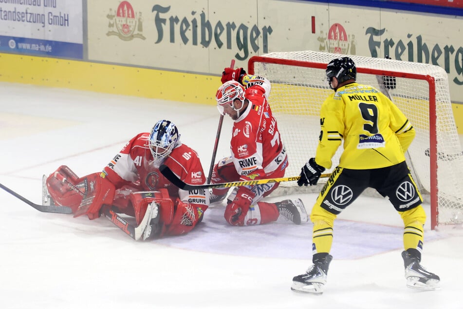 Goalie Kevin Reich (30, l.) und Mario Scalzo (41, M.) sind wieder fit und können am Freitag und am Sonntag spielen.