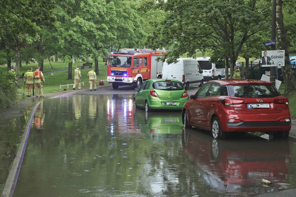 Die Stadtteilfeuerwehr Gorbitz pumpte Wasser vom Altgorbitzer Ring ab.