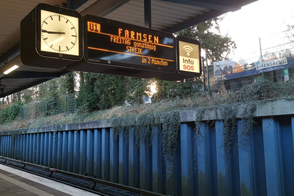 An den U-Bahnstationen weist die Hochbahn bereits am Donnerstag auf den Streik am Freitag hin.