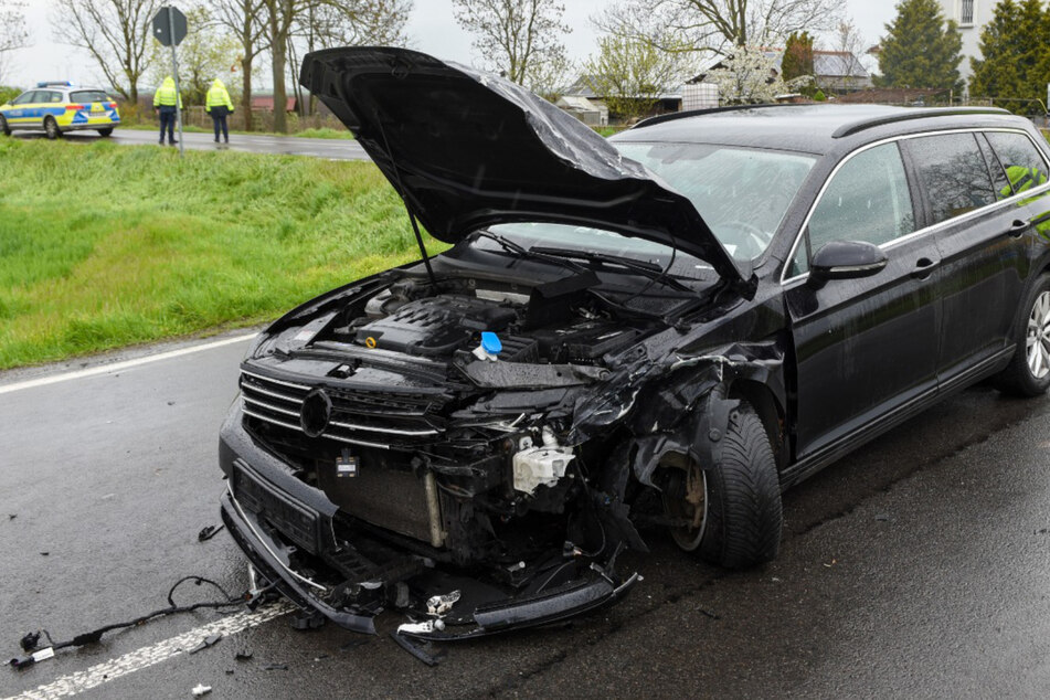 Crash beim Abbiegen: Zwei Verletzte und 30.000 Euro Schaden nahe Markranstädt