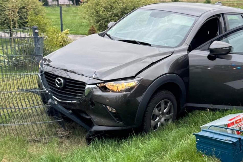 Unfall in Nordsachsen: Mazda kracht in Zaun