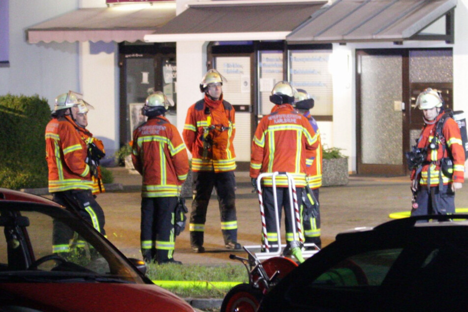 Feuerwehrkräfte an der Einsatzstelle.
