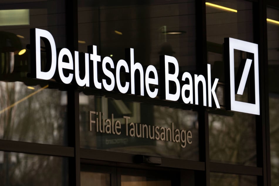 Ermittler des Bundeskriminalamts (BKA) rückten am Mittwoch zu einer Razzia bei dem Frankfurter Geldinstitut aus.