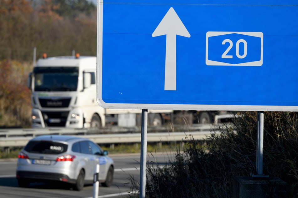 Auf der A20 hat ein Reisebus ein Auto gerammt.