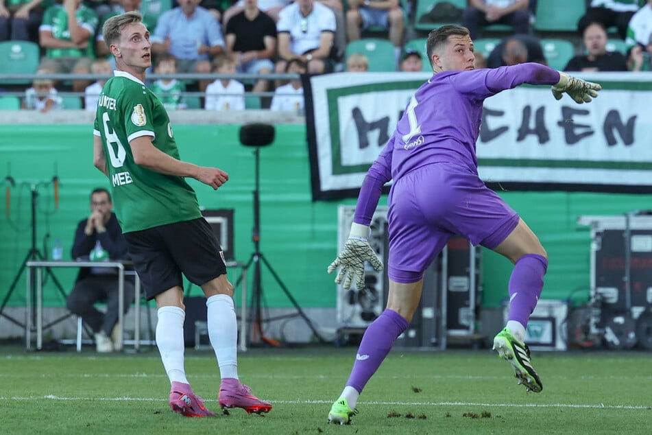 Tjark Ernst (r.) rettete die Hertha immer wieder mit starken Paraden vor dem Rückstand und letztendlich in die Verlängerung.
