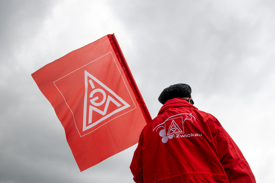 Die IG Metall hat für den heutigen Dienstag zu erneuten Warnstreiks in Sachsen aufgerufen. (Archivbild)