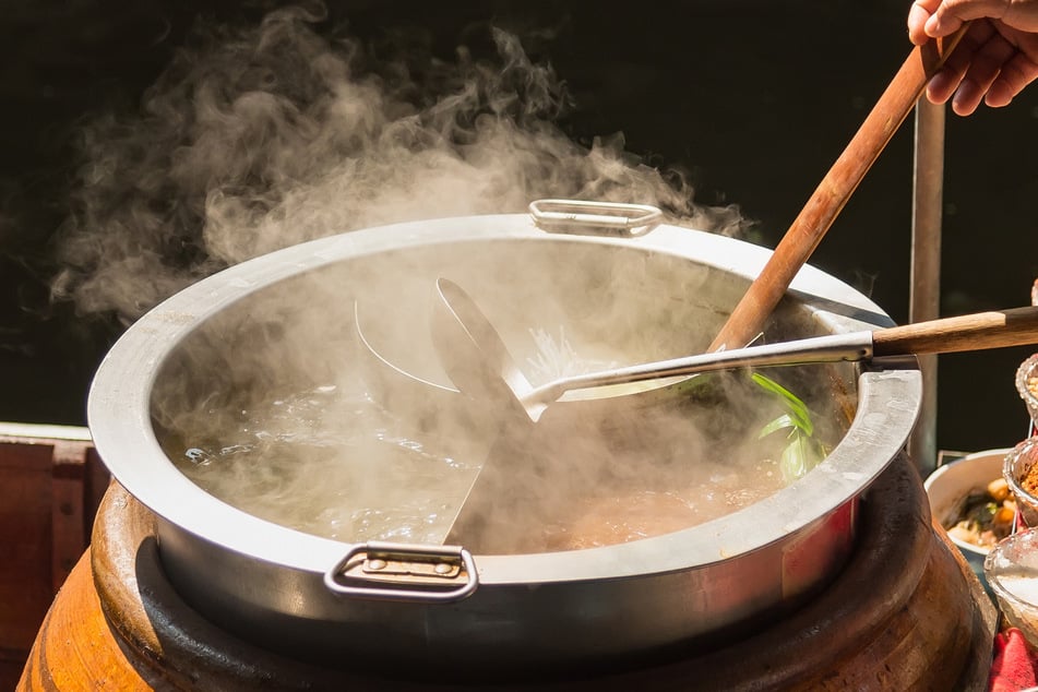 Adolescente orina en un restaurante dentro de una olla: el tribunal impone una multa sustanciosa