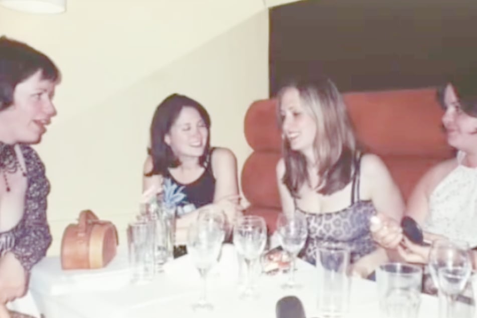 Auf den Bildern aus dem Jahr 2003/2004 sah man Freunde in einem Restaurant beisammensitzen.