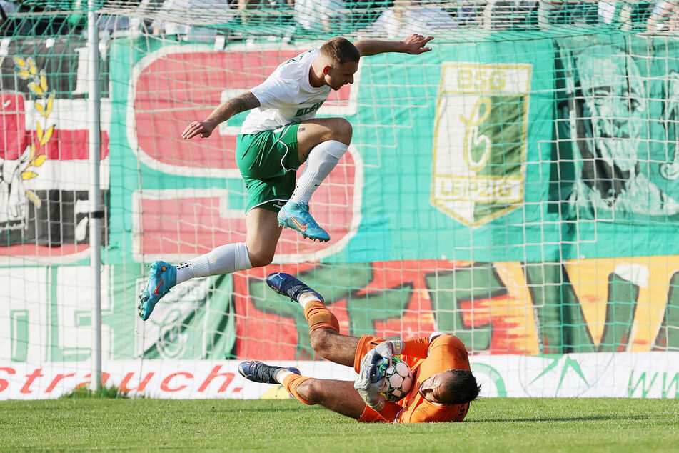 Loks Keeper Isa Dogan (r.) vor Florian Kirstein am Ball.