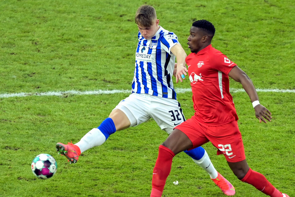 Luca Netz (l) im Zweikampf mit Leipzigs Nordi Mukiele. Der 18-jährige wird Hertha BSC verlassen.