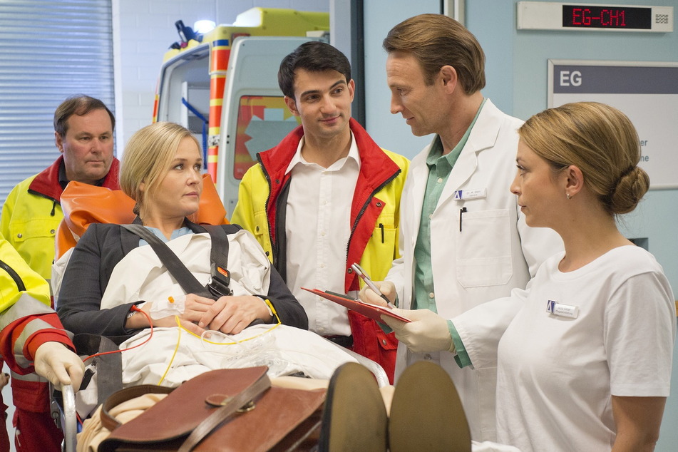 Von 2010 an war Roman Petermann (Mitte hinten) als Notarzt in der Krankenhausserie "In aller Freundschaft" zu sehen.