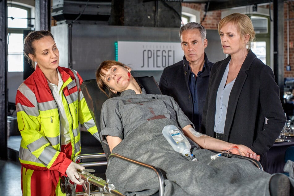 Lena Biehl (Sophie Lutz, 43, 2.v.l.) steht neben sich, nachdem sie ihre Schwester tot aufgefunden hat. Oder steckt doch mehr dahinter?