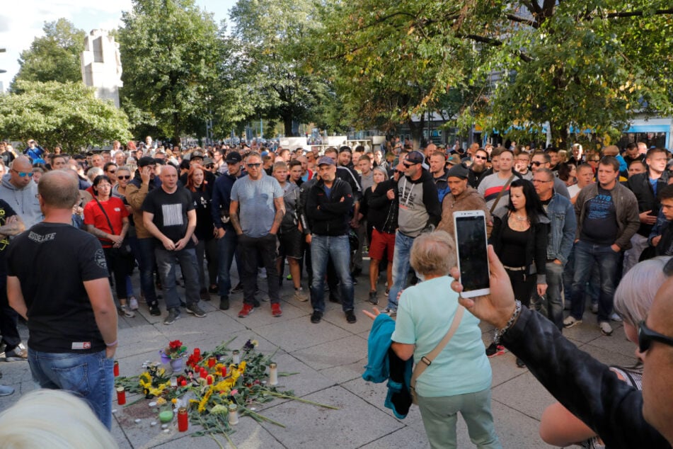 Nach der Messerstecherei zum Chemnitzer Stadtfest gab es am Tatort eine spontane Demo.