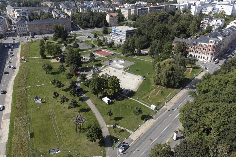 Der Konkordiapark ist eine Freizeitanlage am Rand der Chemnitzer Innenstadt mit einem Bolzplatz, Basketballfeld, Skaterpool und Dirtbahn. (Archivbild)