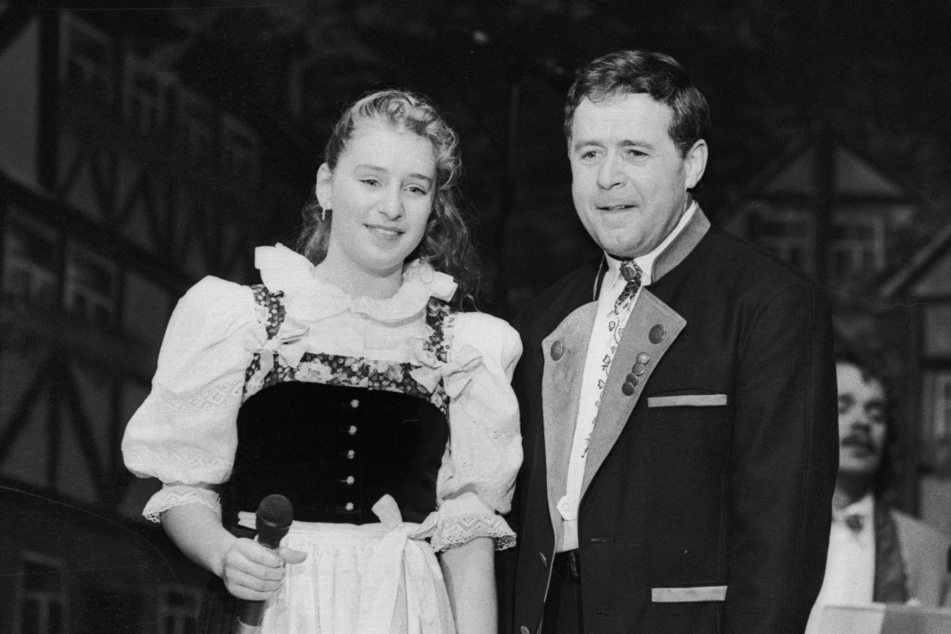 Stefanie Hertel (damals 12) und ihr Vater Eberhard Hertel (†85) bei einem Auftritt 1994 in der Chemnitzer Stadthalle.