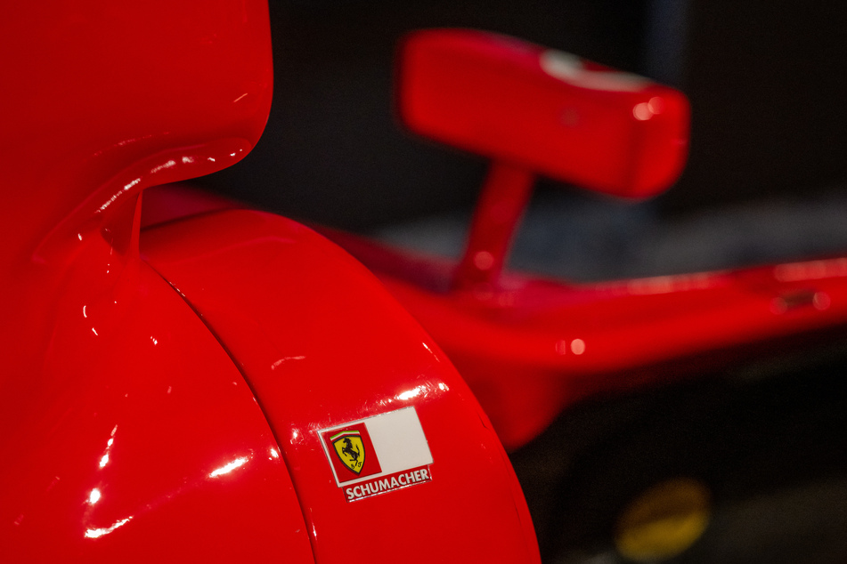 Das knallige Ferrari-Rot und die kleinen Details stechen sofort ins Auge.