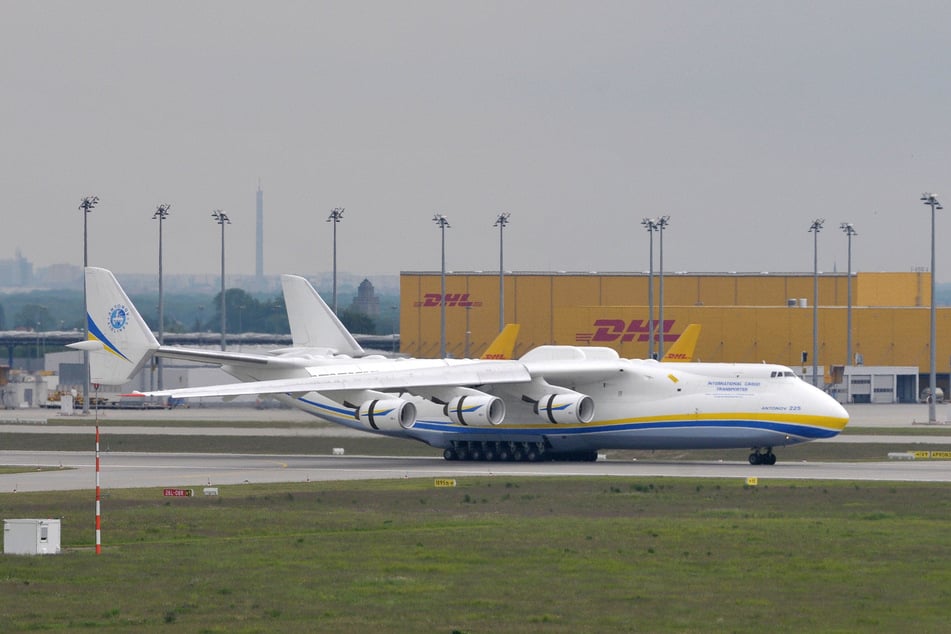 Die AN 225 bei einem Zwischenstopp am Flughafen Leipzig/Halle. (Archiv)