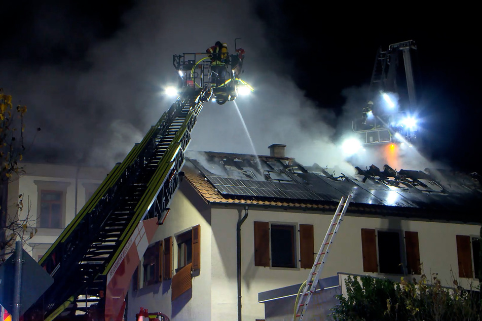 Der Dachstuhl eines Mehrfamilienhauses in Walldorf brannte in der Nacht lichterloh.