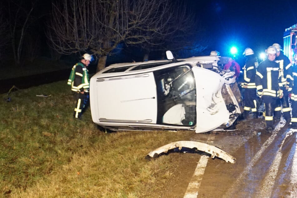 Der am Unfall beteiligte Wagen bleibt auf der Seite stehen.