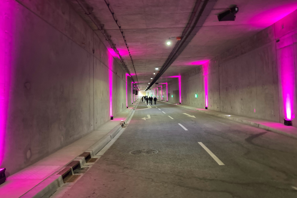 Zum Festakt wurde der Tunnel, durch den schon am 1. April die ersten Autos durchrauschen dürfen, pink angeleuchtet.
