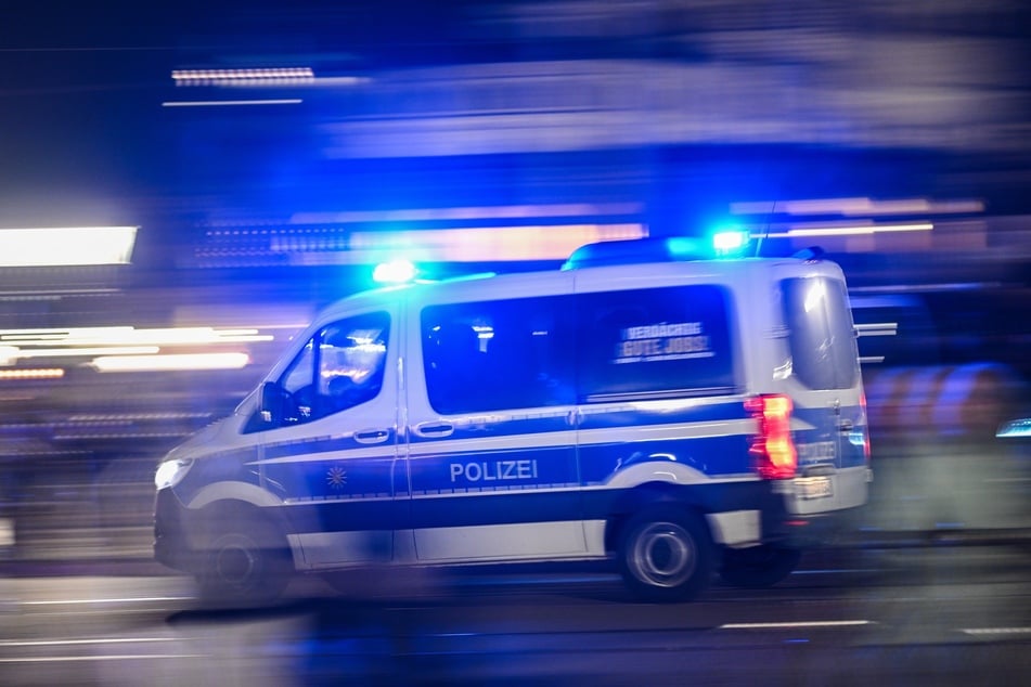 Berlin: Lodernde Flammen: Einsatzwagen der Polizei brennt komplett aus
