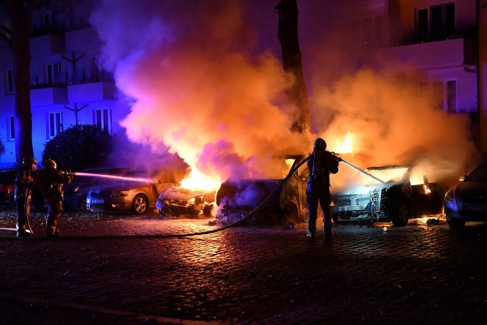 Berlin: Mehrere Autos in der Nacht in Berlin in Flammen