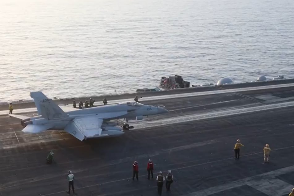 Eine US-amerikanische F/A-18 bereitet sich auf dem Flugdeck des Trägers USS Harry S. Truman auf den Start gen Jemen vor.