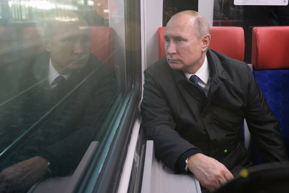 Ein nachdenklicher Wladimir Putin (70) schaut aus dem Fenster eines "normalen" Zuges. In Wahrheit reist der Kreml-Herrscher wesentlich komfortabler.