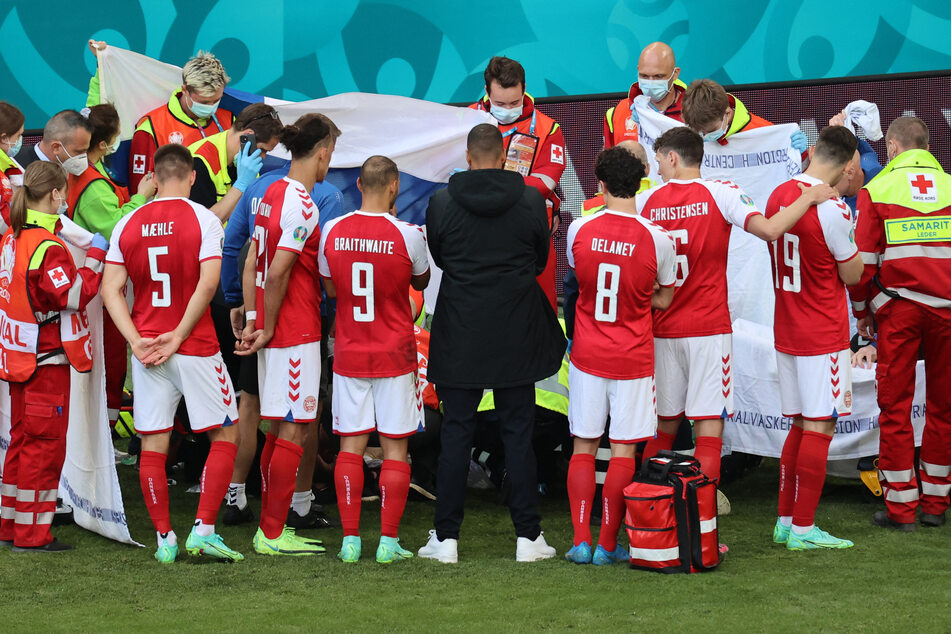 Beim EM-Spiel von Dänemark gegen Finnland zeigte Dänemarks Fußballnationalmannschaft ein beispielloses Verhalten, als sie geschlossen Christian Eriksen (31) vor den TV-Kameras schützten.