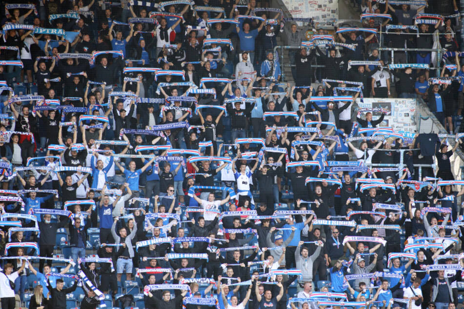Fußballfans am Sonntag in Rostock.
