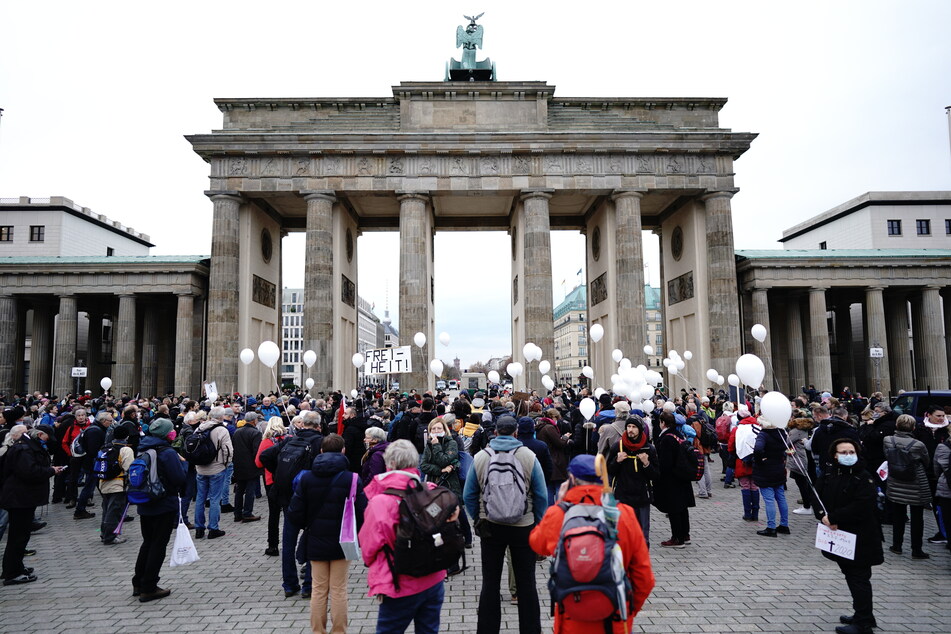 In Berlin demonstrieren am Mittwoch Hunderte Menschen gegen das Infektionsschutzgesetz.