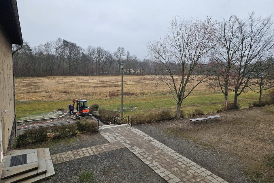 Auf diesem verwilderten Sportplatz neben der Bestandsschwimmhalle gäbe es ausreichend Platz für einen Neubau.