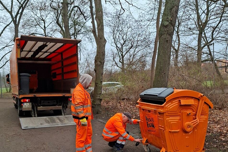 In den beliebtesten Grünanlagen der Stadt werden aktuell große Müllcontainer aufgestellt.