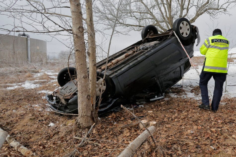 Dacia kommt von Straße ab und überschlägt sich: Fahrer verletzt