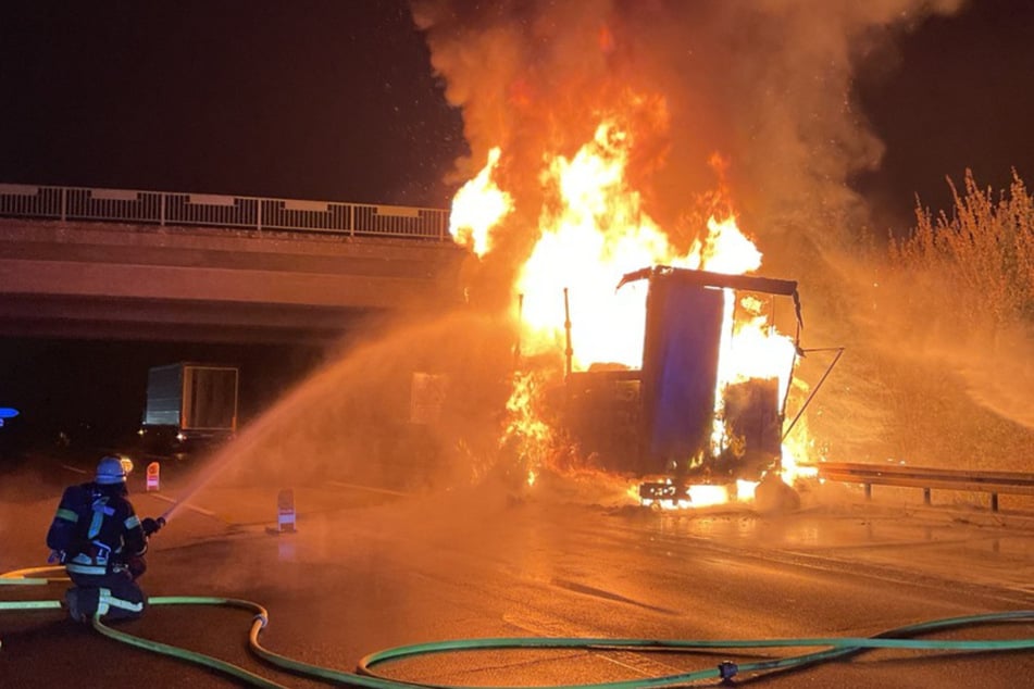 Gemeinsam mit Kollegen aus Troisdorf konnte die Bonner Feuerwehr den Brand eines Lkw-Anhängers auf der A59 am Montagmorgen zügig unter Kontrolle bringen.