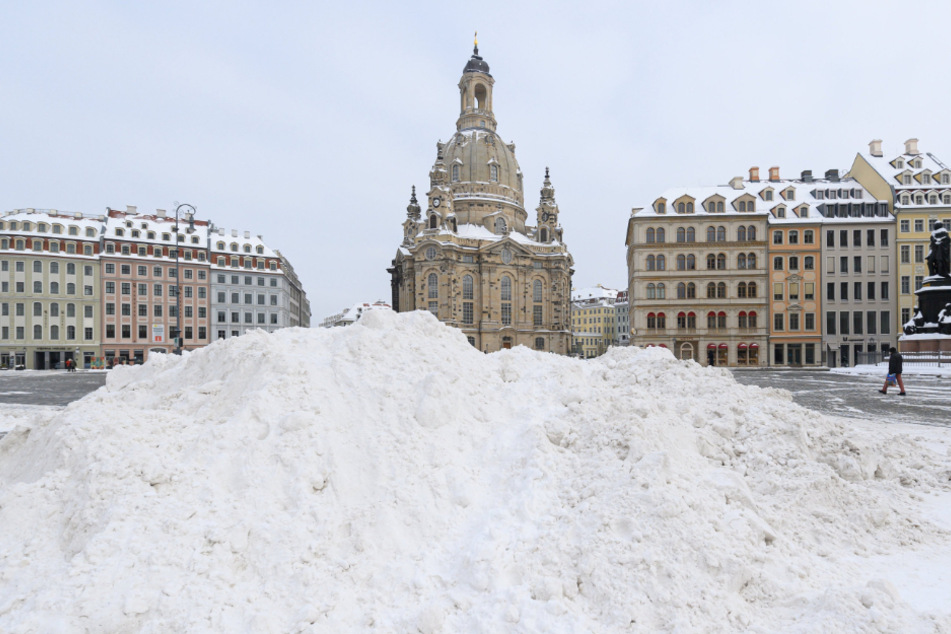 Die Frauenkirche auf dem Neumarkt. Davor ein riesiger Haufen Schnee.