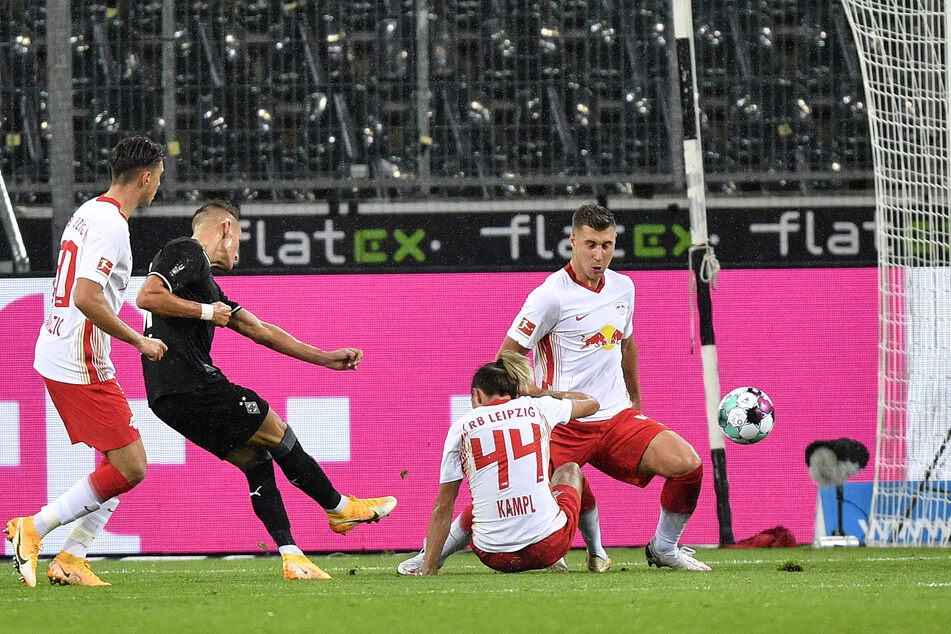 Die Gladbacher Führung: RB-Leihgabe Hannes Wolf (2.v.l.) schlenzt den Ball nach einer Stunde zum 1:0 in die Maschen.