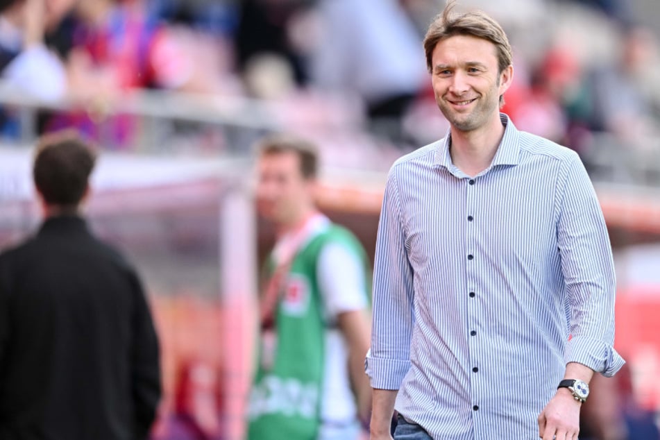 Ziehen die Leverkusener um Sportchef Simon Rolfes (43) schon sehr bald einen Trainer aus dem Hut?