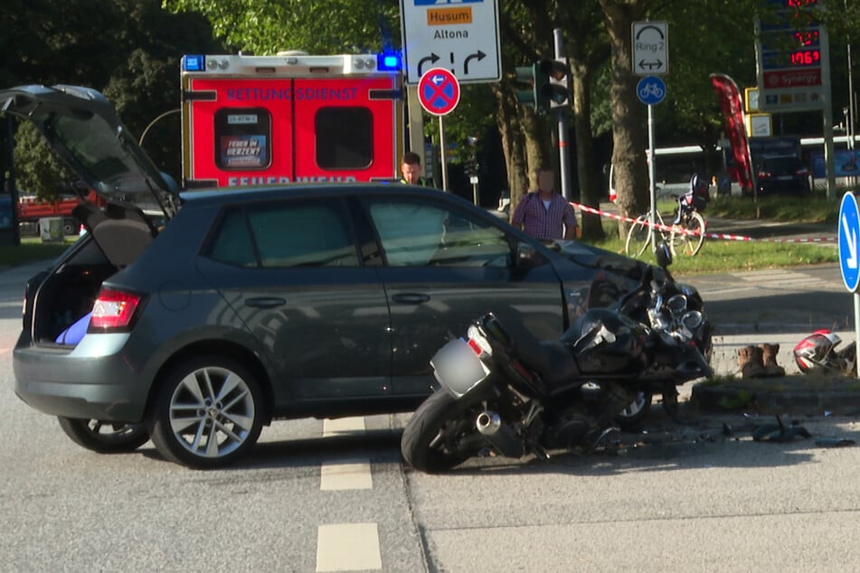 Beide Fahrzeuge wurden so beschädigt, dass sie nicht mehr fahrbereit waren.