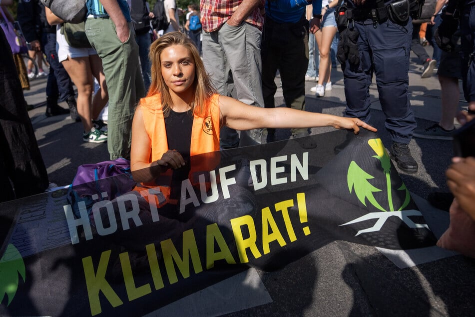 Immer wieder war Anja Windl Teil sogenannter Klima-Kleber-Aktionen. "Sie wurde zum Gesicht der Letzten Generation gemacht", sagte ihr Verteidiger Ralf Niederhammer. (Archivfoto)