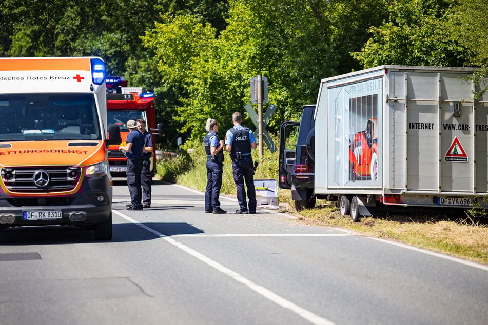 Der Fahrer musste vor Ort behandelt und anschließend in ein Krankenhaus gebracht werden.