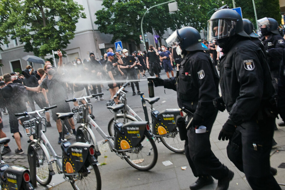 Ein Polizist setzt bei einer Demonstration von Unterstützern der Bewohner des Hauses in der "Rigaer 94" Reizgas ein.